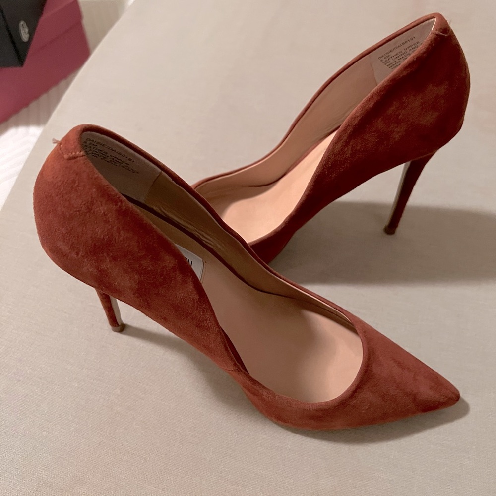 Steve Madden Daisie pump in Nubuck Brown